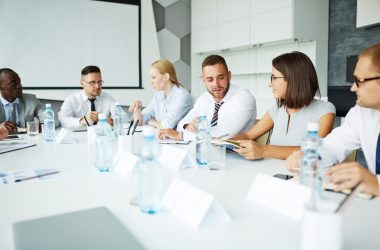 Die Geschichte überbuchter Konferenzräume